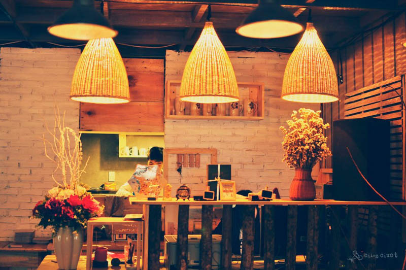 cach trang tri den o quan cafe