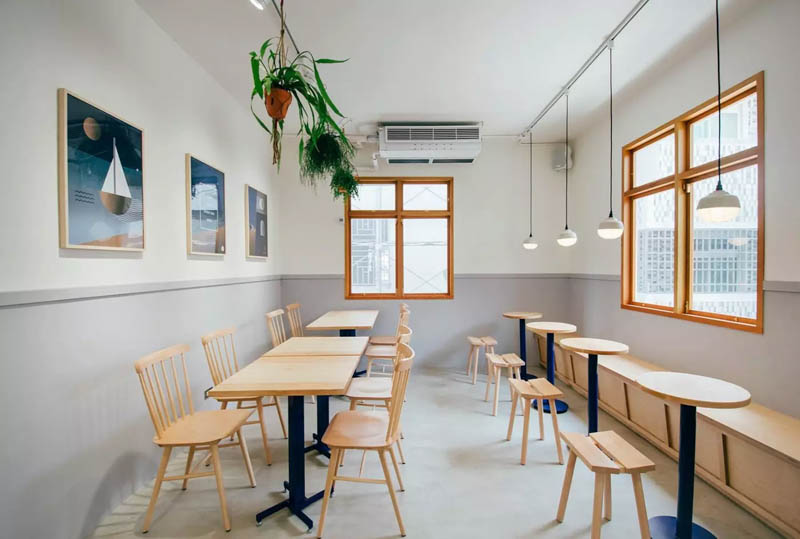 mau thiet ke quan cafe mat tien 4m dep